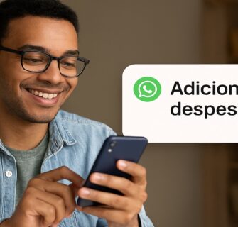 Notificação do WhatsApp sobre lançamento de despesa em smartphone