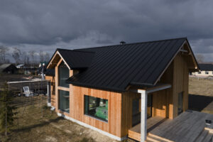 casa de madeira bonita com janelas grandes
