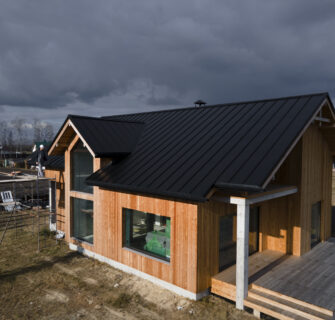 casa de madeira bonita com janelas grandes
